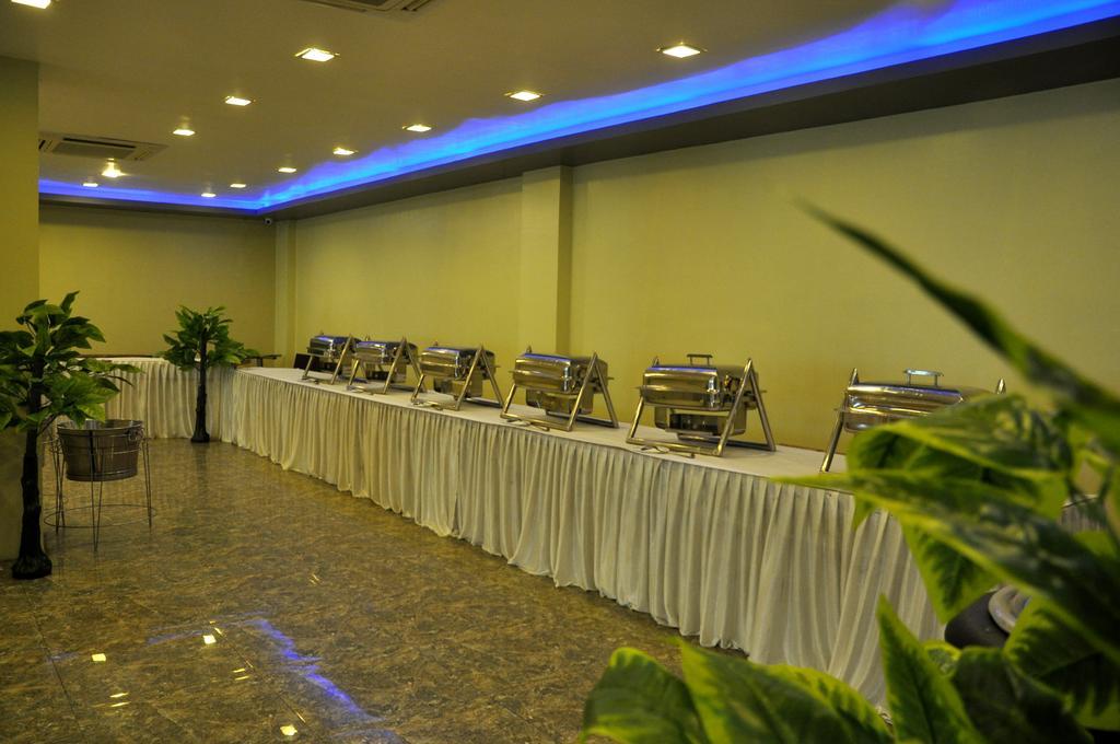Hotel Vibhav Harsh Варанаси Екстериор снимка