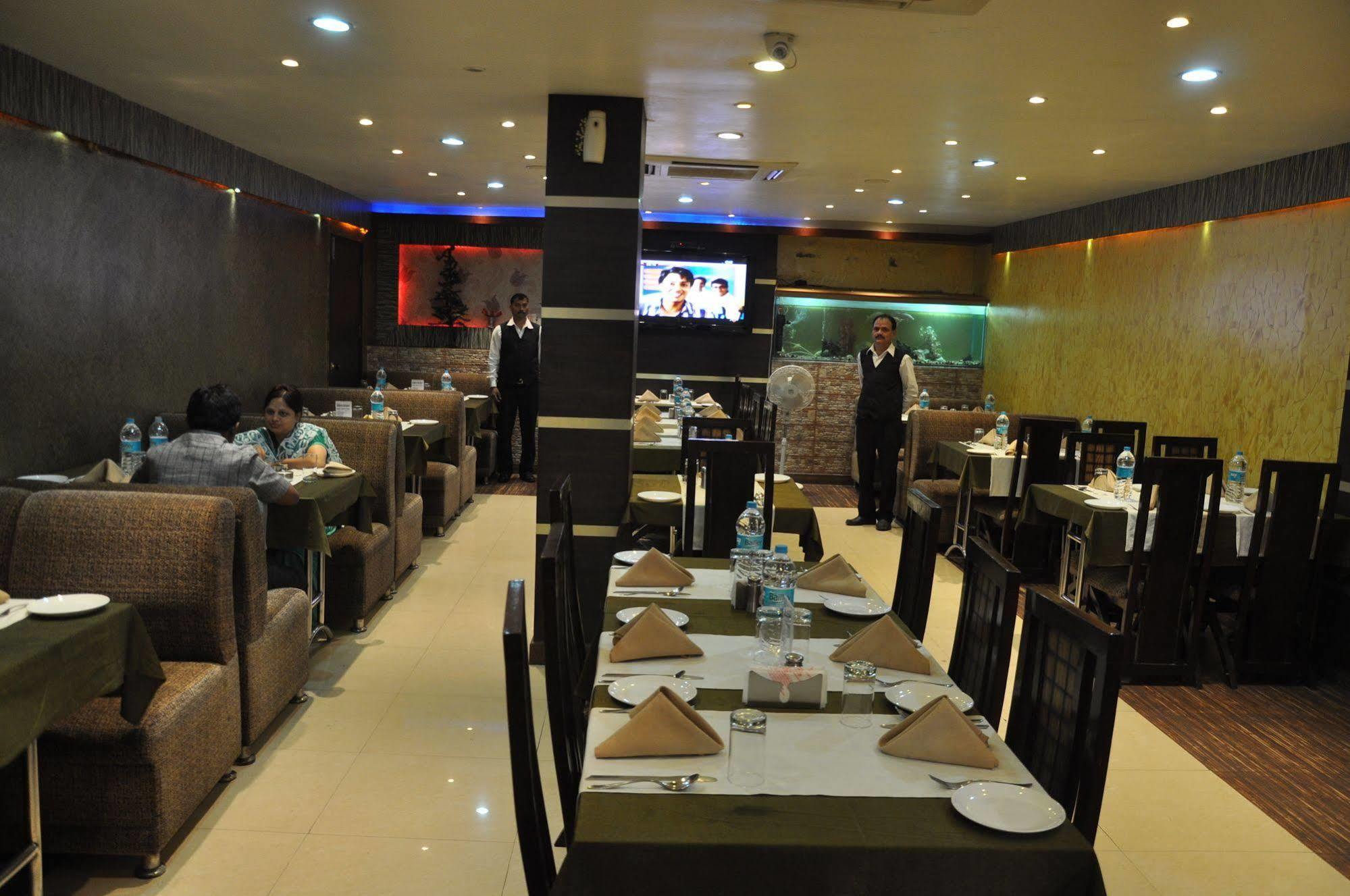 Hotel Vibhav Harsh Варанаси Екстериор снимка