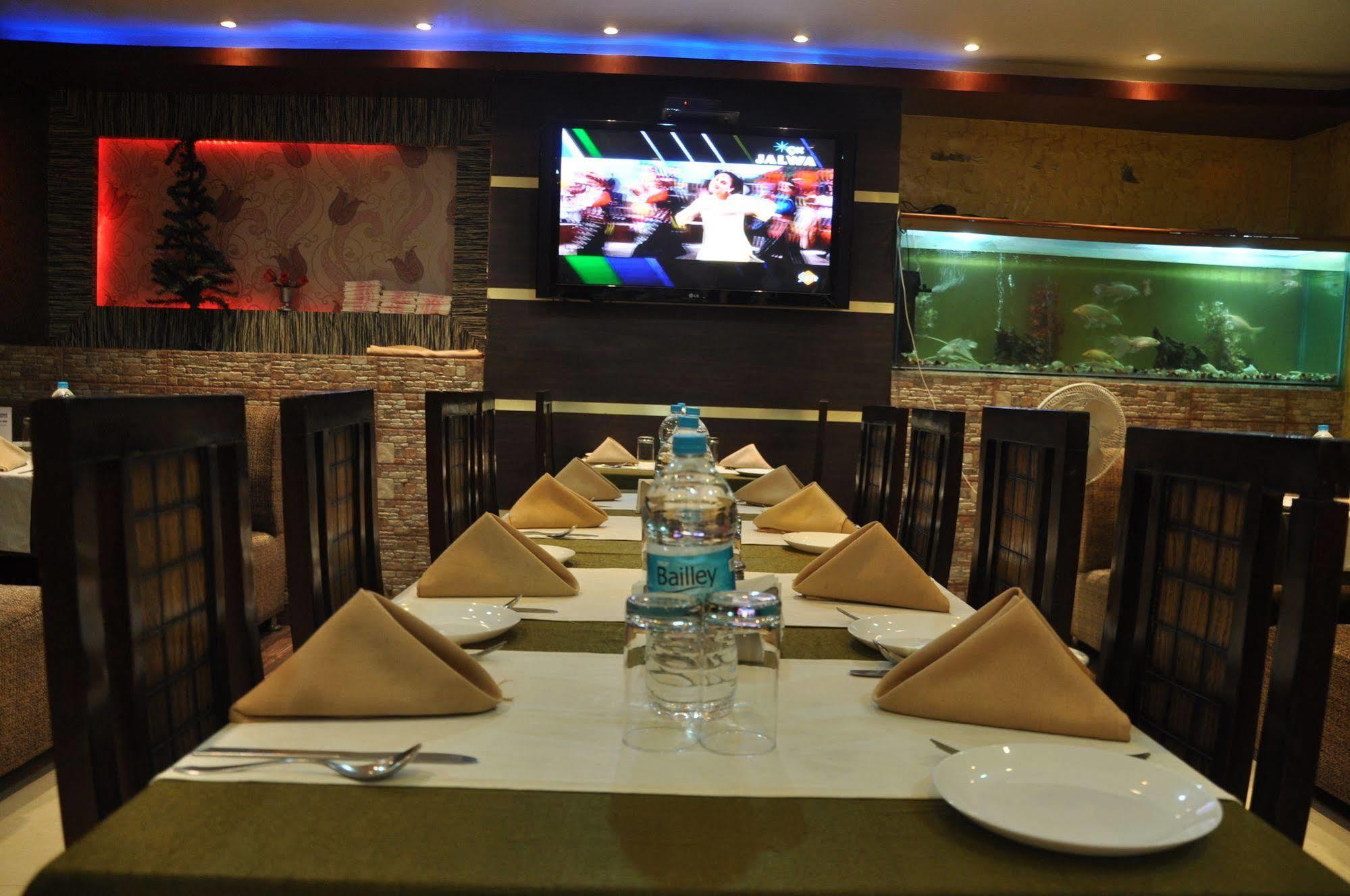 Hotel Vibhav Harsh Варанаси Екстериор снимка