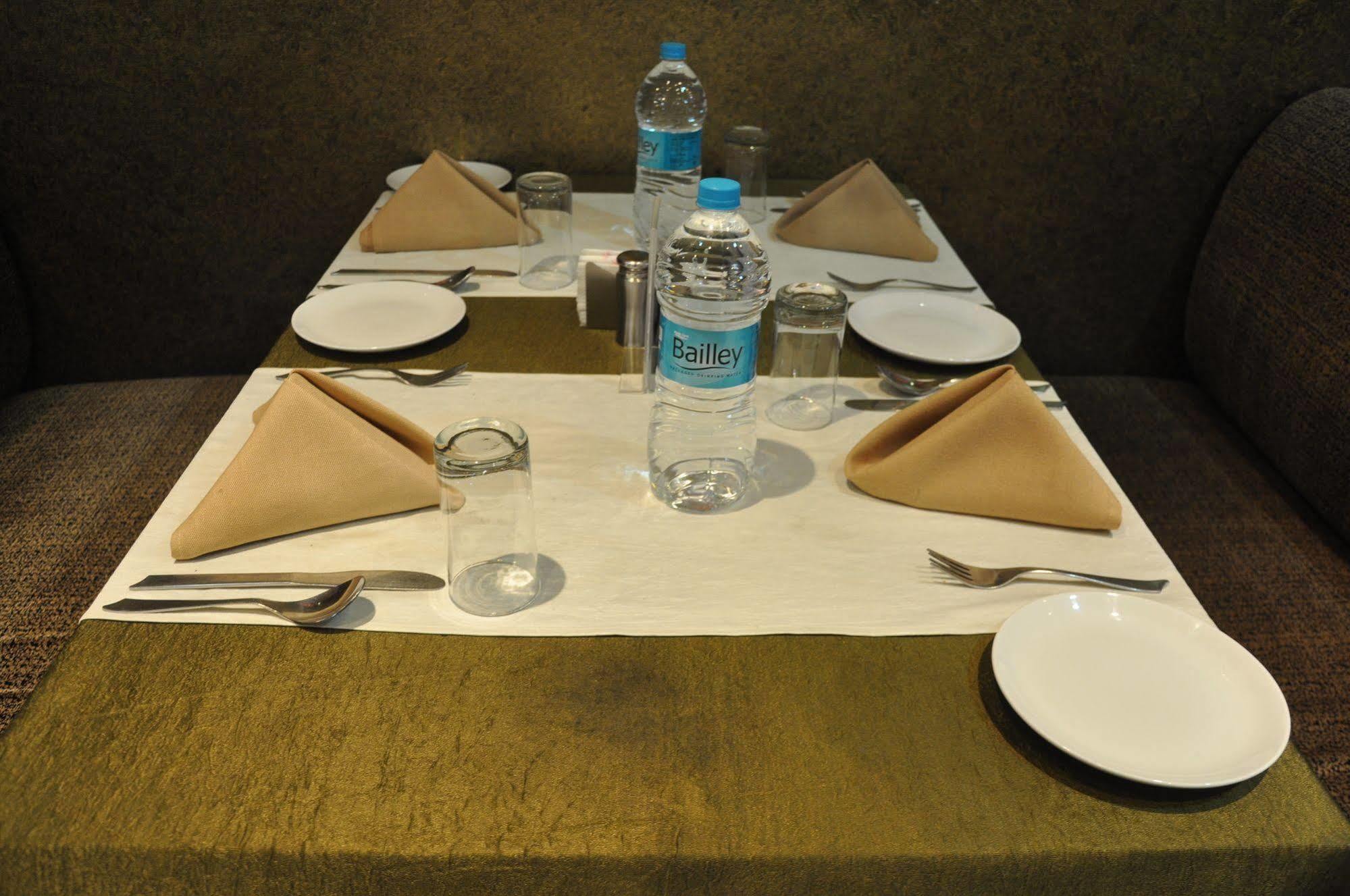 Hotel Vibhav Harsh Варанаси Екстериор снимка