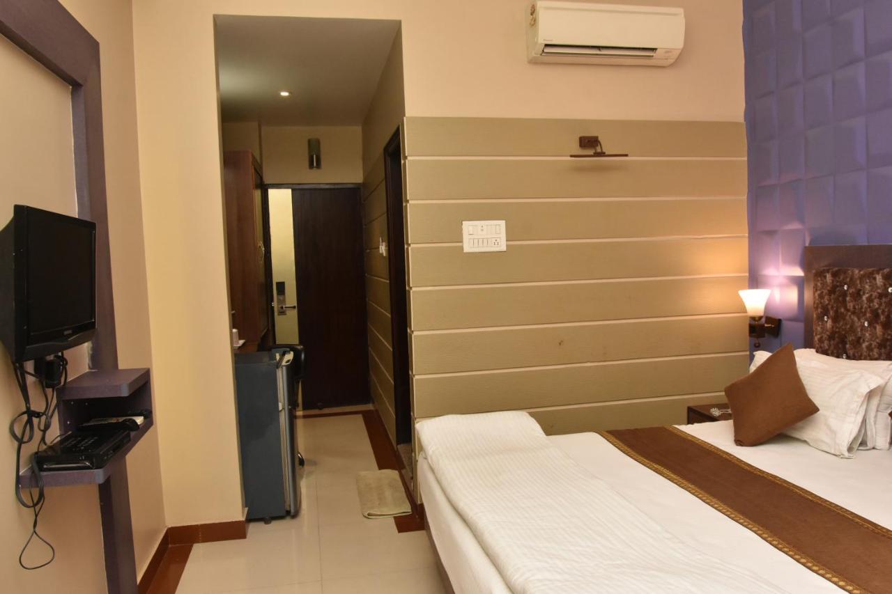 Hotel Vibhav Harsh Варанаси Екстериор снимка
