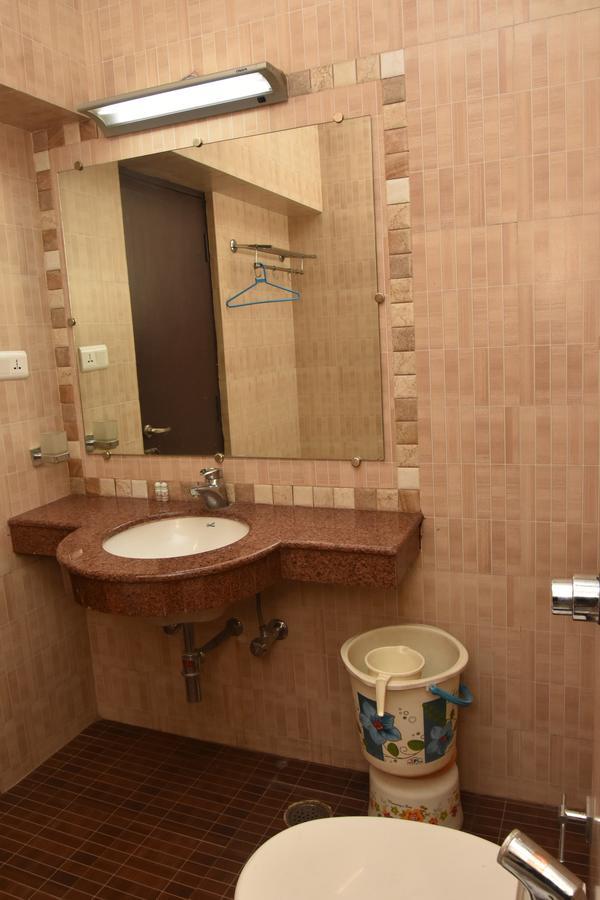 Hotel Vibhav Harsh Варанаси Екстериор снимка